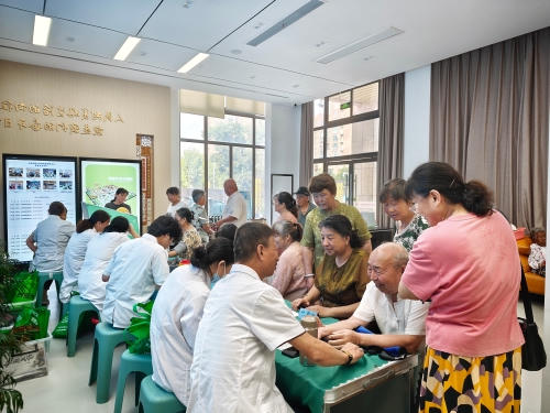 东亭湖街道北林社区开展健康义诊活动
